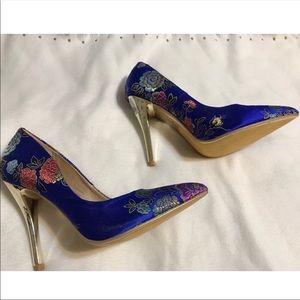 Gold Blue heels with Flower designs 💛💙 NWT